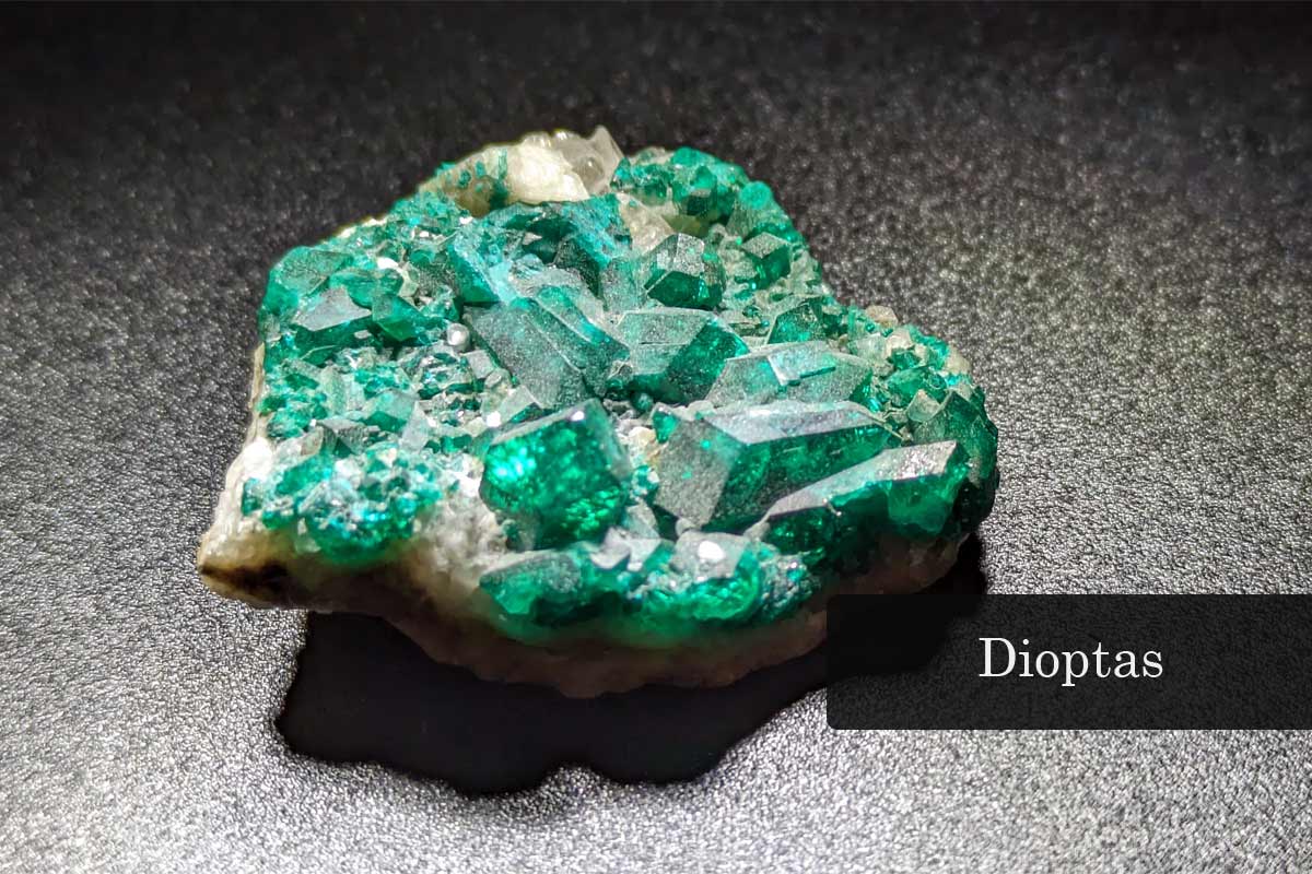 Dioptas ideochromatisches Mineral