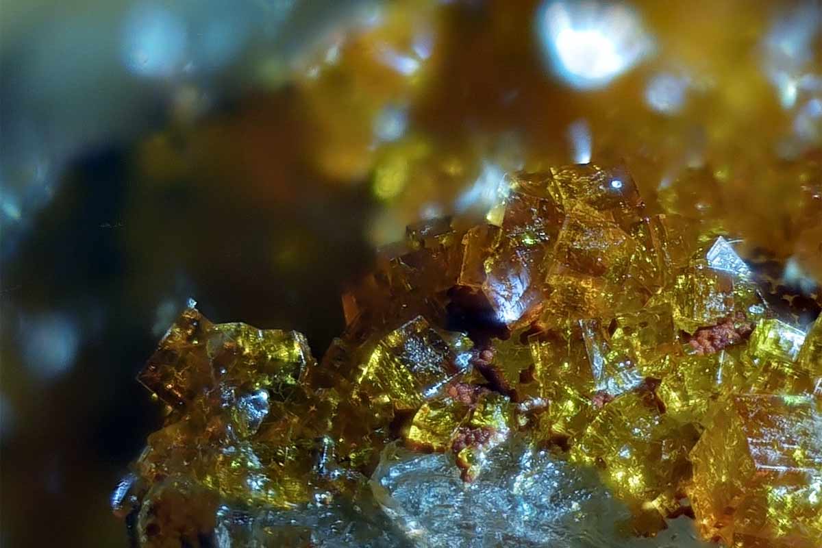 Bariumpharmakosiderit mit gelben Kristallen